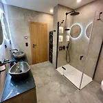 빌라 Smrzovka - Luxury House With Swimming Pool, Jacuzzi, Garden And Bbq 야블로네츠나트니소우